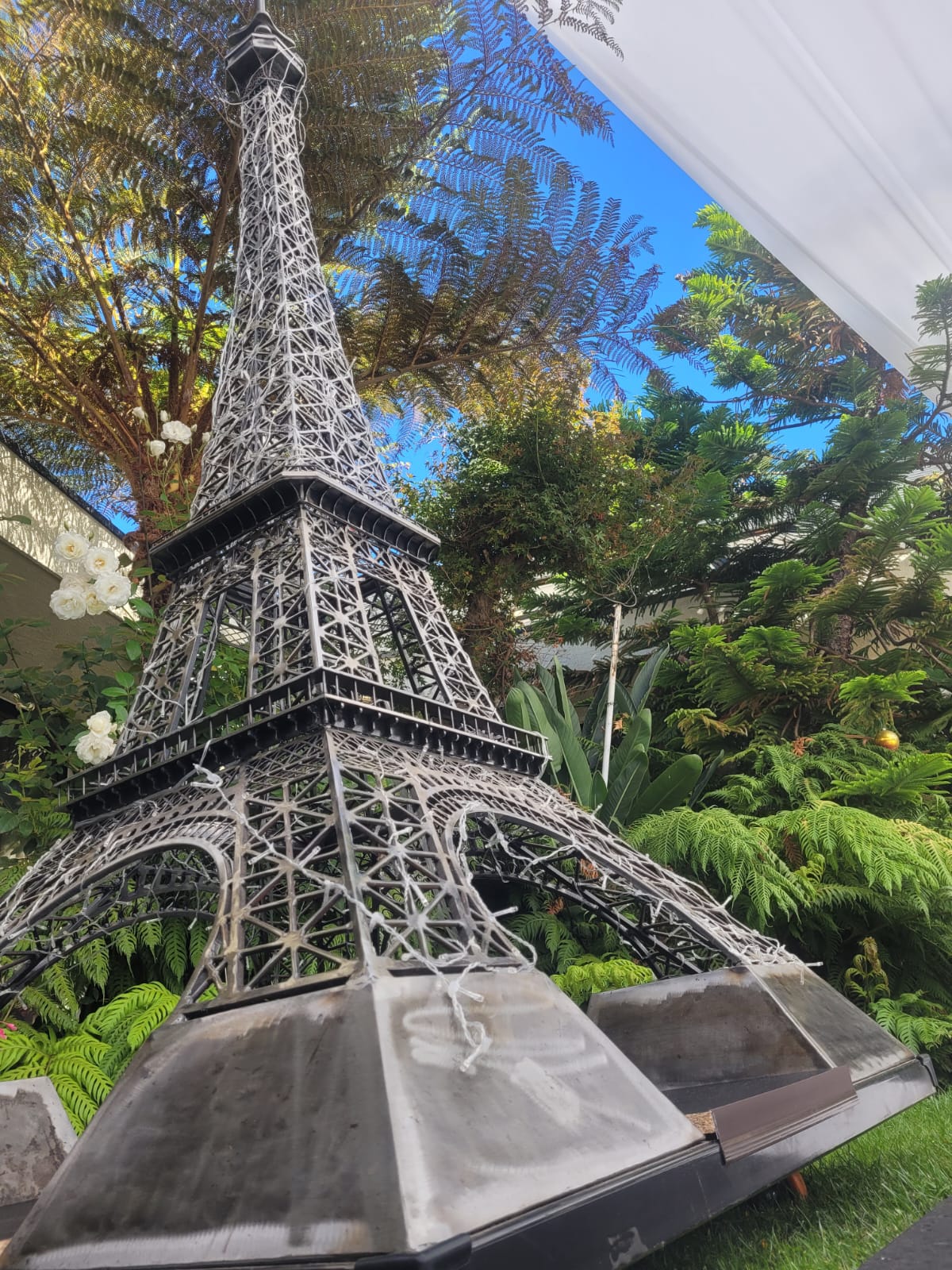 Escultura Metálica Inspirada en Torre Eiffel